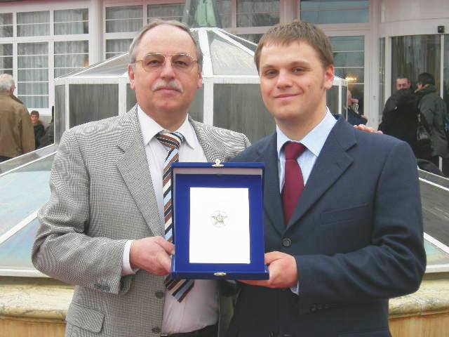 Giuliano ed Alberto Venturelli, rispettivamente presidente e vicepresidente della società A.S.D. Ki Oshi, con la stella di bronzo al merito sportivo FITARCO, consegnata ufficialmente a Riccione domenica scorsa
